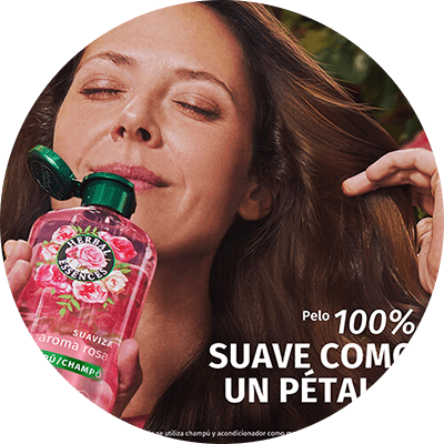 Mujer oliendo el champú