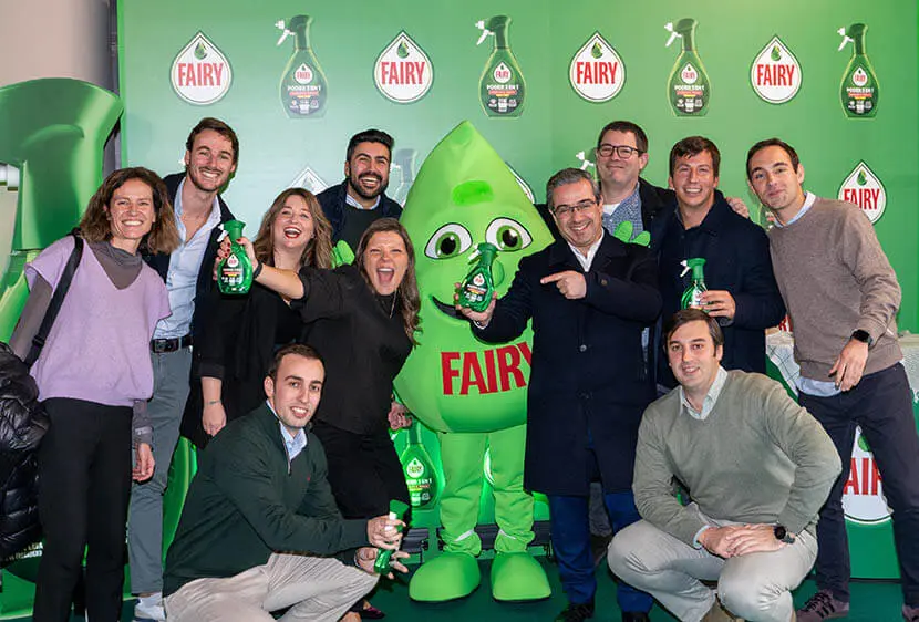 Fairy España equipo sonriendo con el Fairy Spray en mano