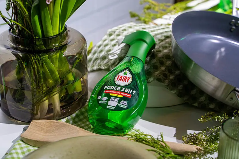 Fairy Spray apoyado en la mesa de una cocina