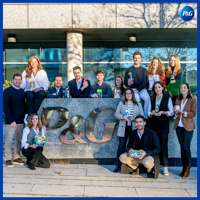 Empleados de P&G en la entrada de la oficina sosteniendo algunos de nuestros productos.