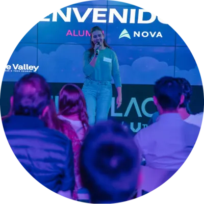 Mujer hablando en el escenario de WeTech