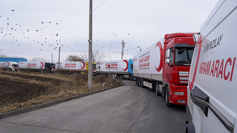 Camiones de La Media Luna Roja cargados con donaciones, incluyendo artículos esenciales de P&G, en tránsito desde Turquía
