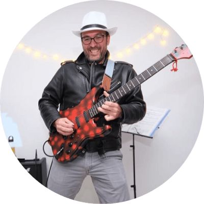 Empleado Angel Aclaide tocando guitarra