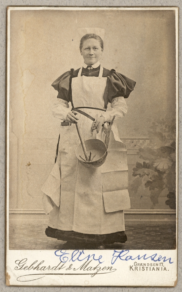 Eline Hansen (1859-1919), teacher, school kitchen responsible, advocate of feminism and in 1916 co-founder of "Danish Women's Peace Chain" (Danske Kvinders Fredskæde). Photo: Gebhardt & Matzen