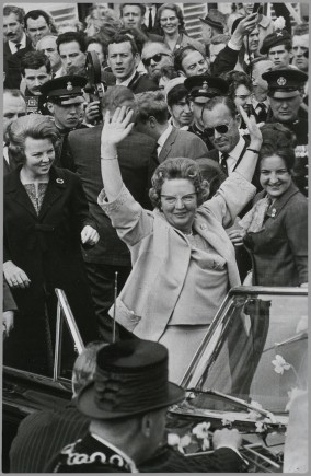 De 55-ste verjaardag van koningin Juliana. Voordat zij in de auto stapt voor een ritje over het terrein van paleis Soestdijk, zwaait Juliana uitbundig naar het publiek