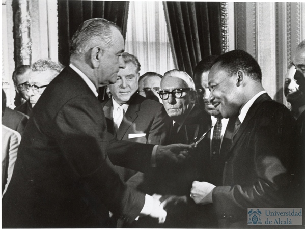 'El presidente Johnson entregandole el boligrafo, con el que firmó la ley de derechos, al reverendo Martin Luther King', Universidad de Alcalá. Biblioteca and Hispana, CC BY-NC-ND
