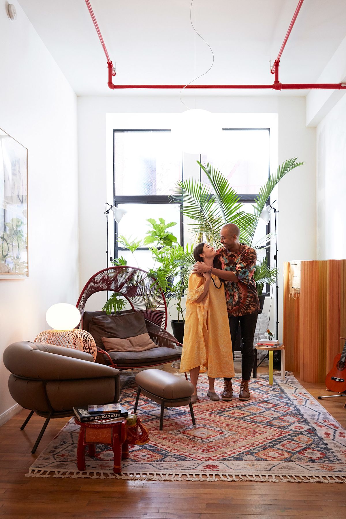 Le designer Stephen Burks et sa partenaire Malika dans leur maison de Brooklyn.