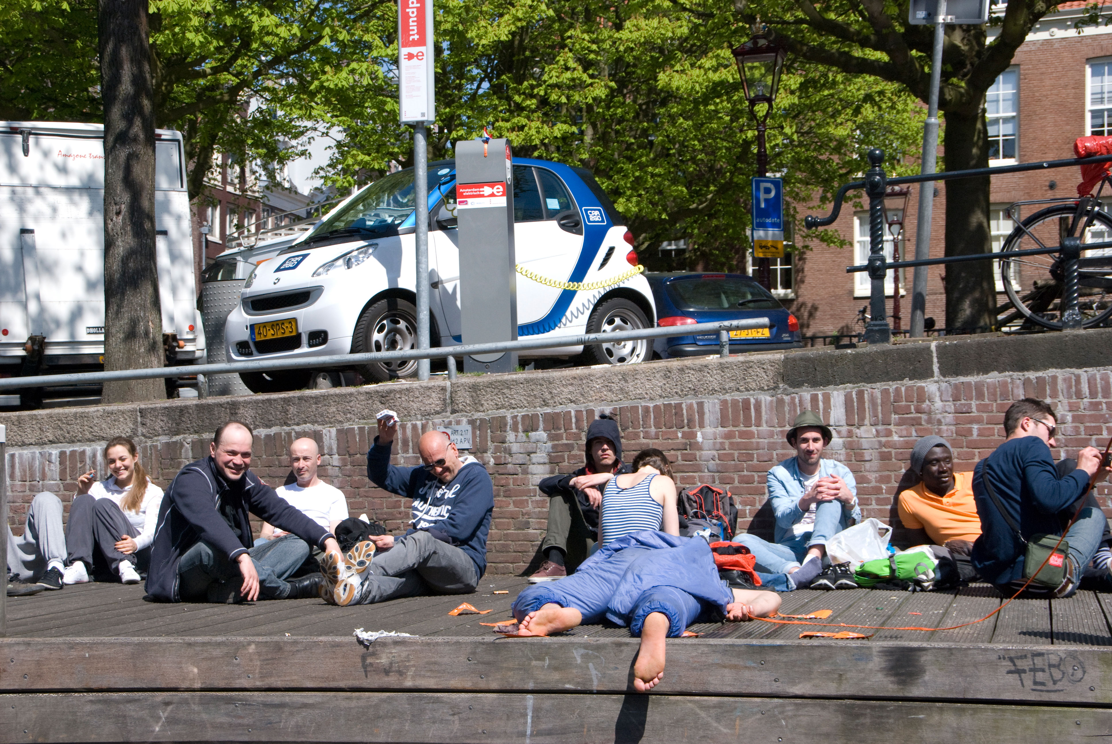 Картинка из Амстердама. Людям хорошо. 2013