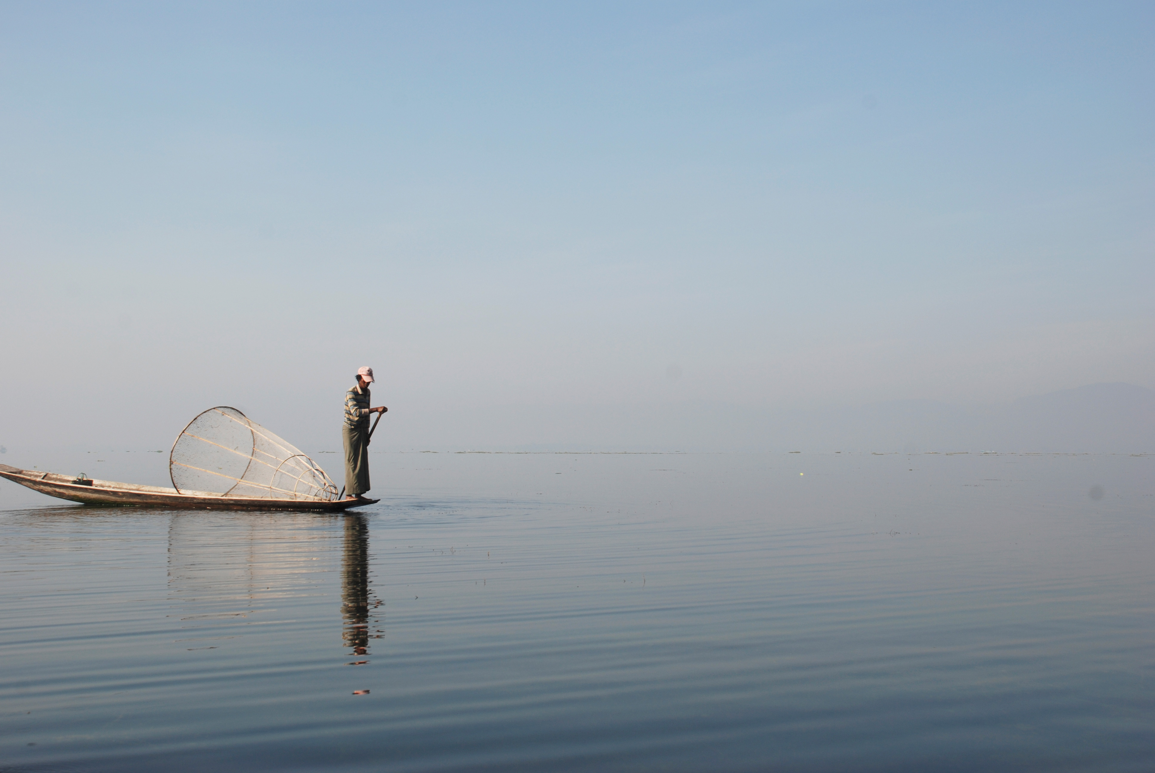 Озеро Инле в Бирме. Утро. Это рыбак, озеро мелкое, вода прозрачная и рыбу ловят, накрывая этим сетчатым колпаком, а потом-острогой.  2007