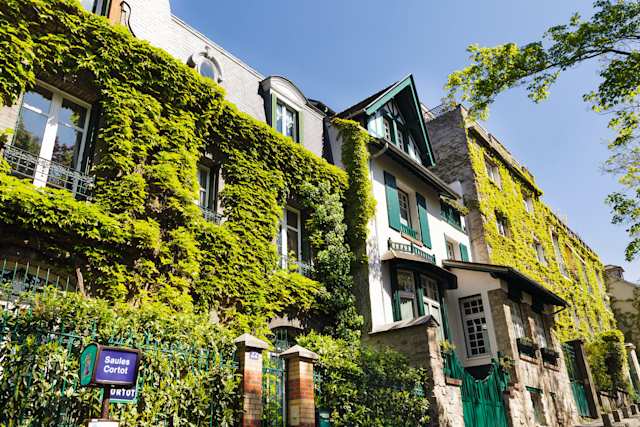 Quaint Street in Montmartre, Paris | © Paris Tourist Office - Photographer : Marc Bertrand