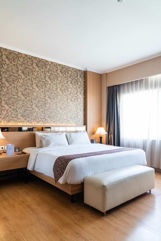 'Not Plum' - dated, cheap hotel-like bedside lamps