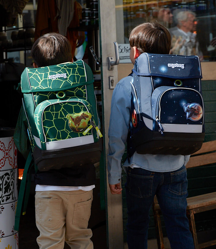 ergobag-teaser-cubo-two boys-backpacks-green-blue-xl