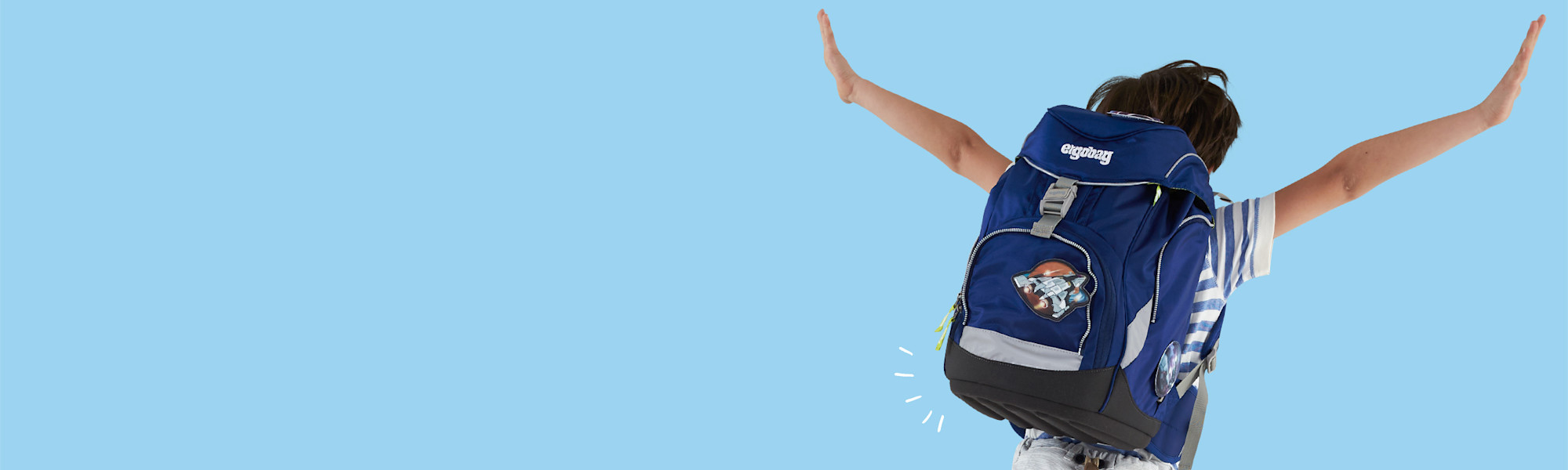 junge-mit-ergobag-blau