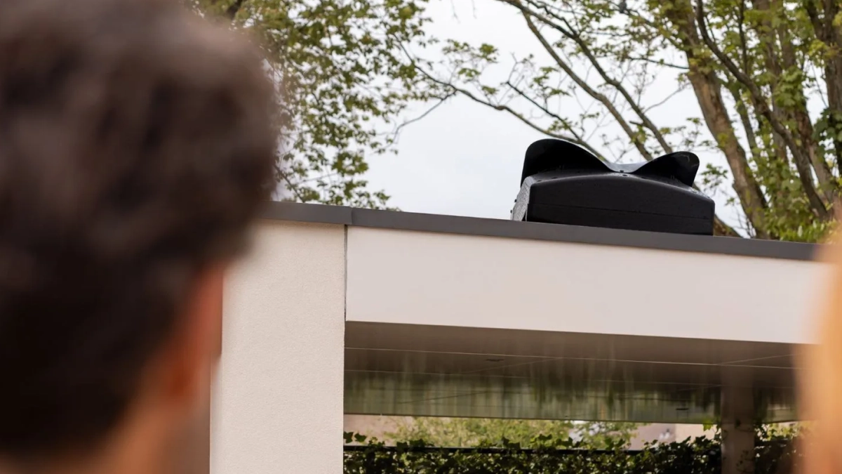 Blackbird 11 kW Hybride schuin onderaanzicht op plat dak van carport