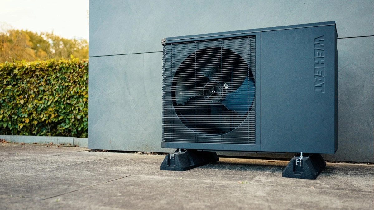 WeHeat Flint monoblock buitenunit frontaal buiten tegen de gevel aan
