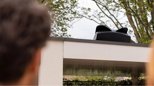 Blackbird 11 kW Hybride schuin onderaanzicht op plat dak van carport