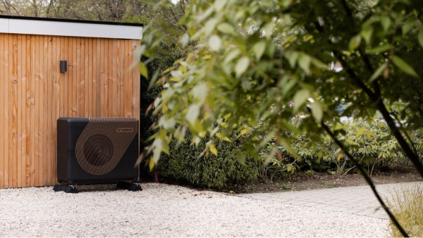 Sparrow 9kW All electric zijaanzicht in tuin geplaatst