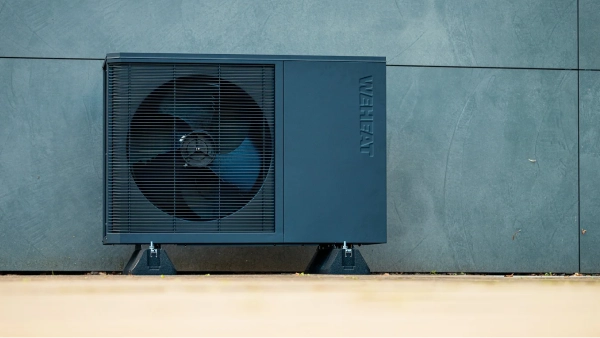 WeHeat Flint All electric monoblock buitenunit schuin van onder gefotografeerd tegen gevel