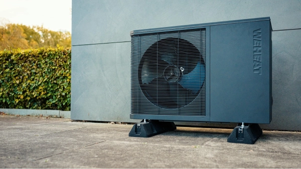 WeHeat Flint monoblock buitenunit frontaal buiten tegen de gevel aan