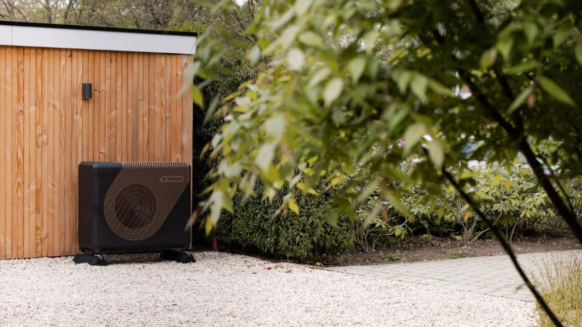 Sparrow 9kW All electric zijaanzicht in tuin geplaatst
