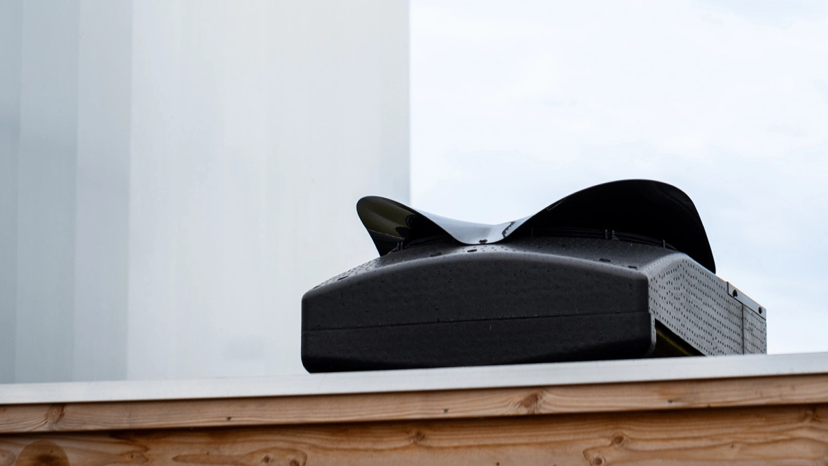 Blackbird 11 kW Hybride schuin onderaanzicht op plat dak