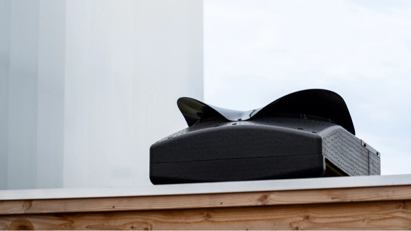 Blackbird 11 kW Hybride schuin onderaanzicht op plat dak