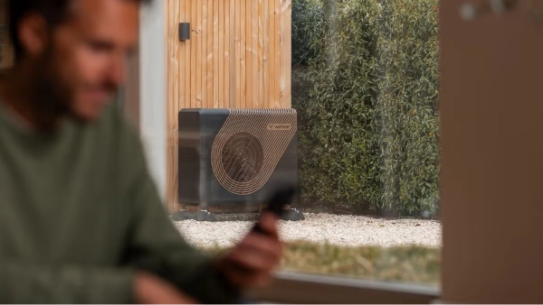 Sparrow 9kW All electric zijaanzicht vanuit binnen bekeken in tuin geplaatst