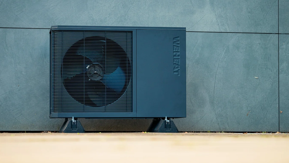 WeHeat Flint All electric monoblock buitenunit schuin van onder gefotografeerd tegen gevel