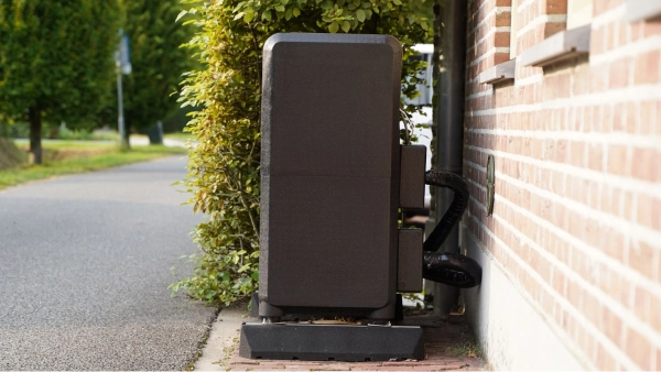 Sparrow 9kW All electric zijaanzicht tegen gevel
