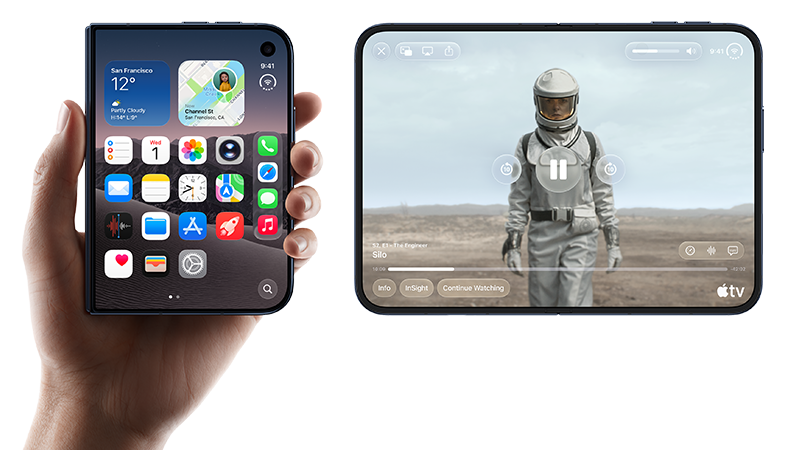 En hand håller en hopfällbar iPhone med hemskärm, bredvid en iPad som visar Apple TV-appen med en astronaut på skärmen.