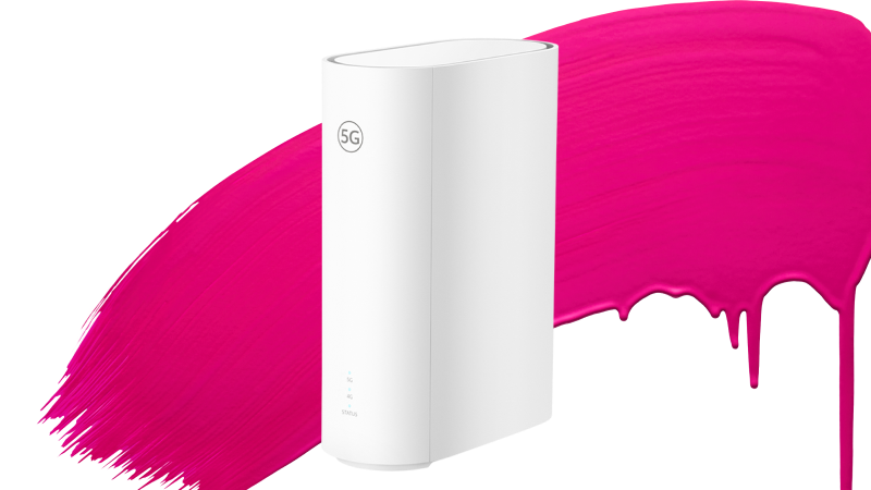 Vit 5G-router mot en magentafärgad färgpenselstroke på vit bakgrund.