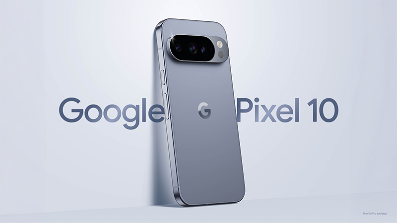 En grå Google Pixel 10 Pro visas från baksidan med framträdande kameramodul mot vit bakgrund med produktnamnet.