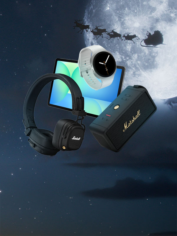 Surfplatta, klocka, hörlurar och högtalare svävar i rymden med månen och jultomtens släde i bakgrunden.