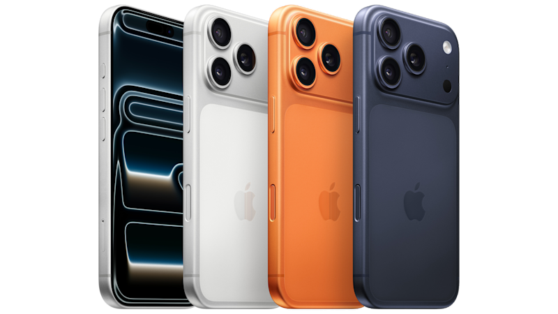 Mobilen iPhone 17 Pro i färgerna mörkblå, orange och silver. Bilden visar baksidan av mobilerna med Apple-logotyp och tre kameror i övre vänstra hörnet.