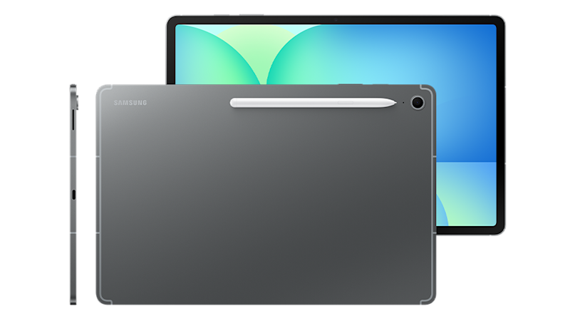 Grå Samsung-surfplatta visad från fram- och baksidan med penna, framför en större skärm med blå-grön bakgrund.