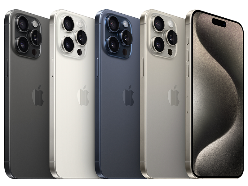 Fyra iPhone 15 Pro-modeller i färgerna svart, vit, blå och naturlig titan, visade bakifrån och framifrån.