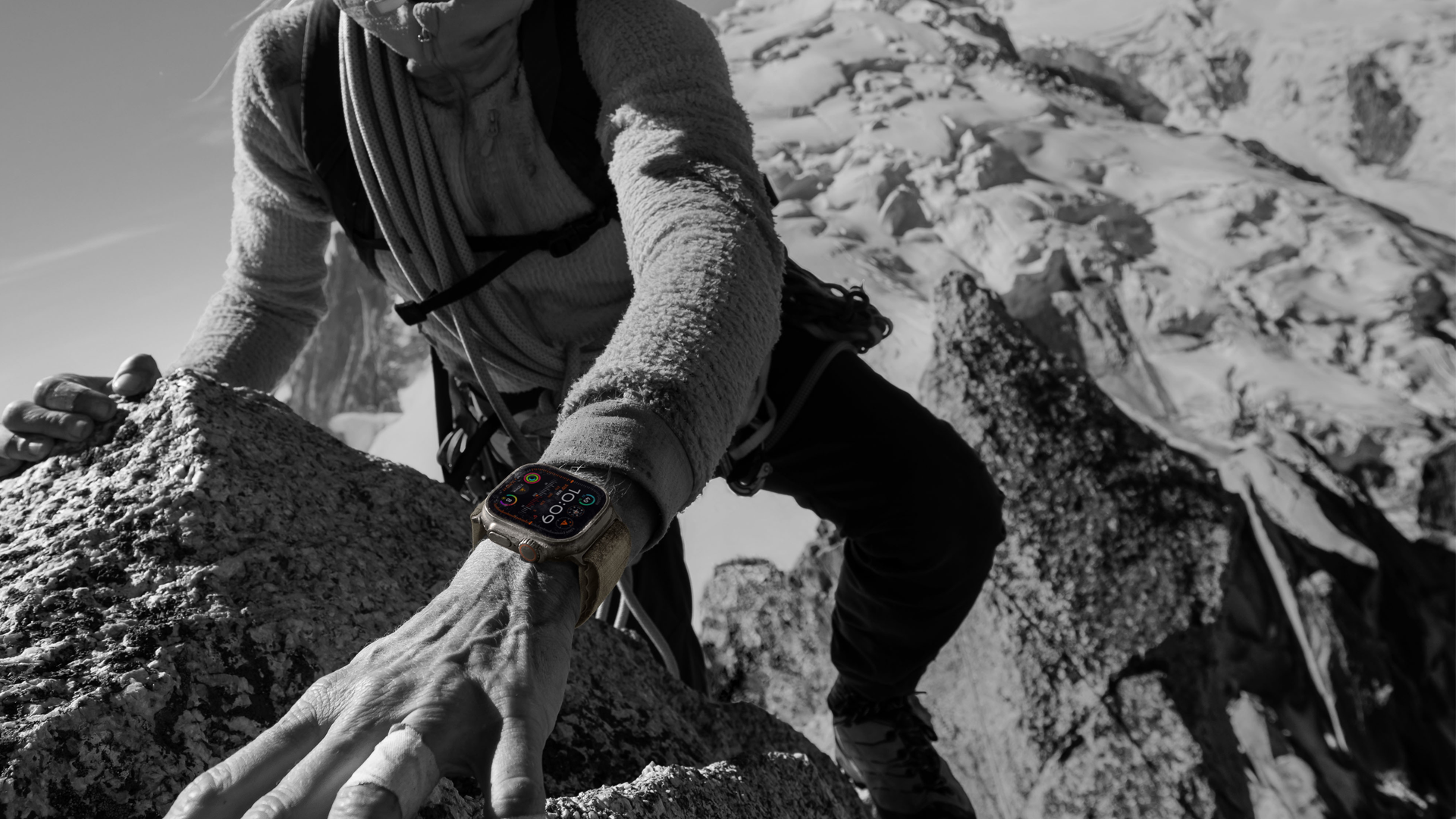 En person klättrar i bergen med sin Apple Watch Ultra 2.