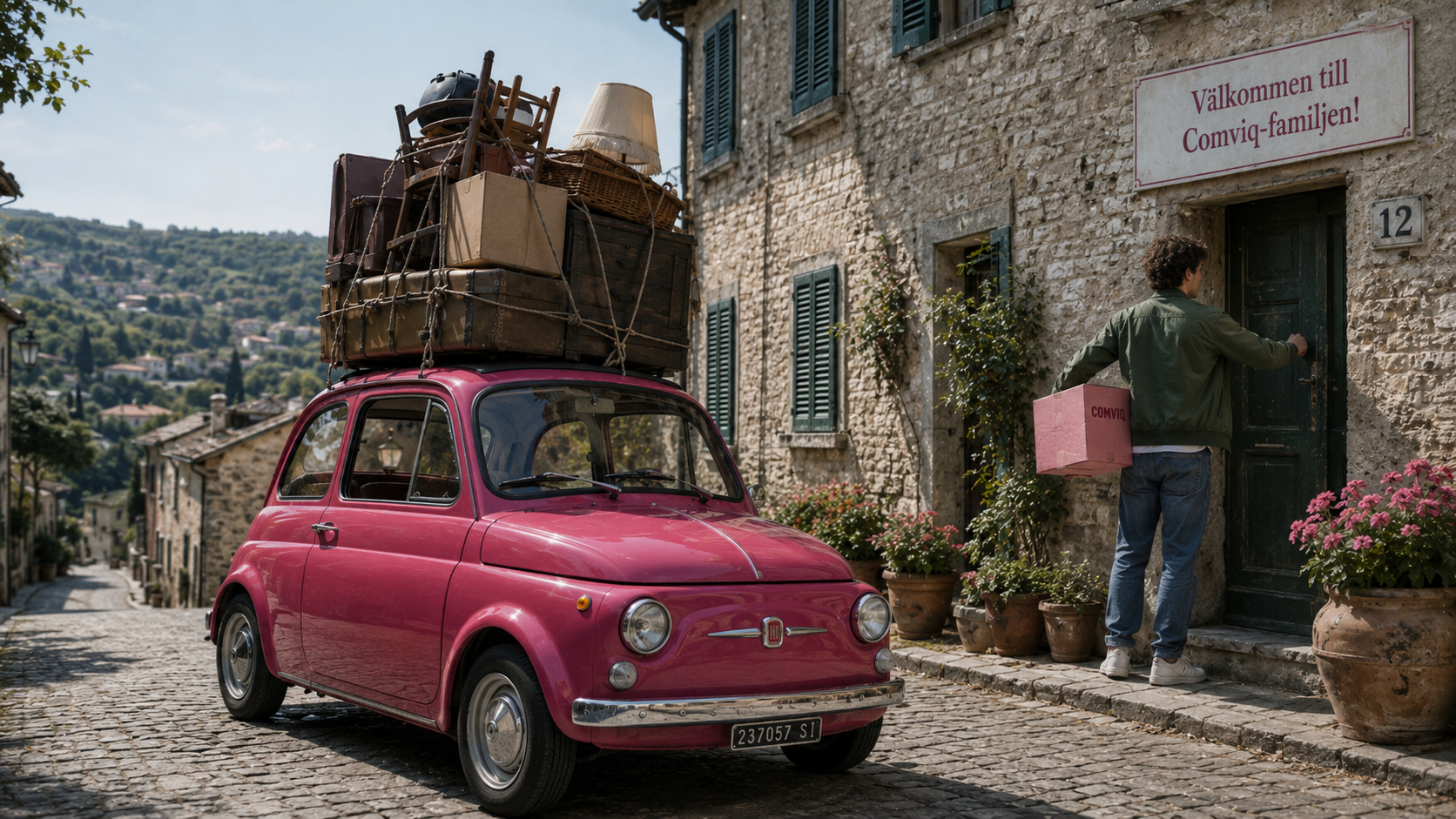 Ung man med en rosa flyttkartong under armen låser upp dörren till sitt nya hem i en italiensk by, med den fullpackade rosa Fiaten parkerad utanför. Bilden är AI-genererad.