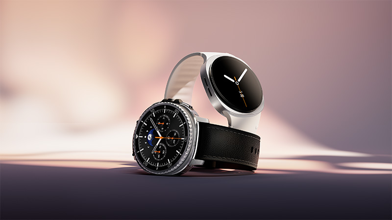 Galaxy Watch8 och Galaxy Watch8 Classic med olika design - en med svart läderarmband och detaljerad urtavla, en med minimalistisk vit design.