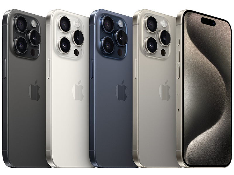 Fyra iPhone 15 Pro-modeller i olika färger: svart, vit, blå och naturlig titan, visade från bak- och framsida.