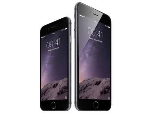 Två iPhone 6-modeller i rymdgrå färg visas framifrån med låsskärm och tapetbild av stjärnhimmel.