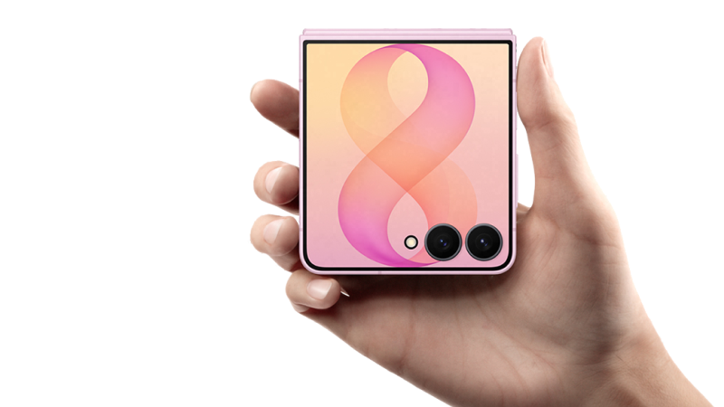 En hand håller en rosa vikbar smartphone med ett färgglatt abstrakt mönster på skärmen och två kameror synliga.