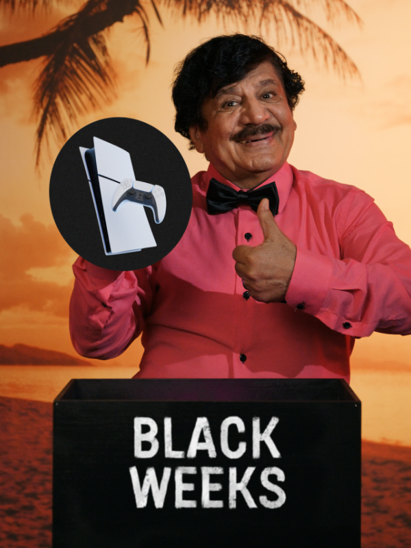 Person i rosa skjorta håller en PlayStation-logotyp framför tropisk solnedgång med palmer, över en "BLACK WEEKS"-skylt.