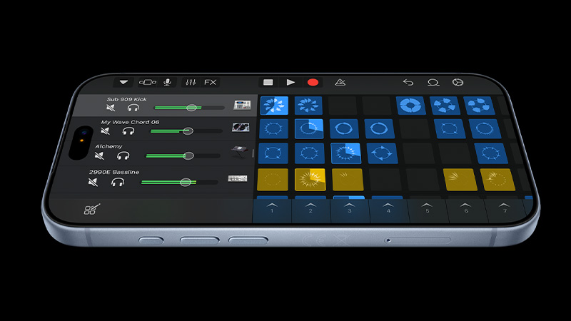 En iPhone i liggande läge visar en musikproduktionsapp med spår, mixerkontroller och blå och gula pads.
