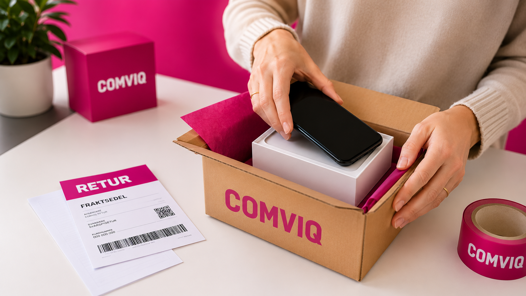 Bild på en kvinna som packar ned en mobiltelefon i en kartong märkt Comviq. På bordet ligger ett papper det står Retur Fraktsedel på.