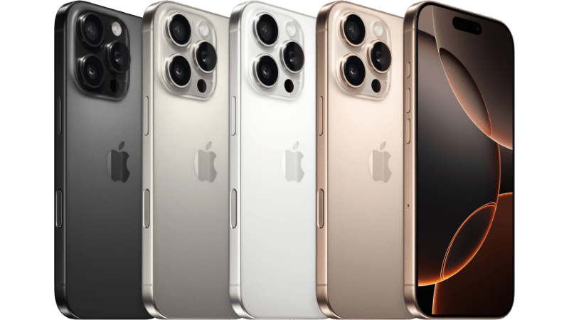Fyra iPhone 16 Pro-modeller i färgerna svart, naturlig titan, vit och desert titan visas på rad.
