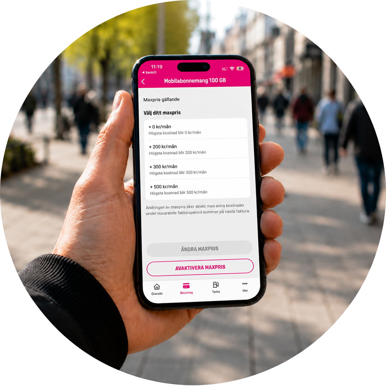 Hand som håller mobiltelefon. På dosplayen syns Mitt konto och "välj ditt maxpris".