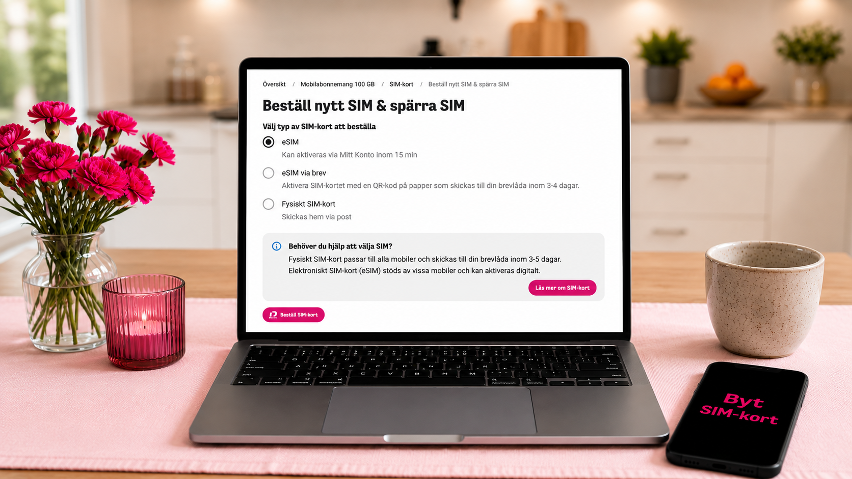 Bild på en laptop som står på ett bord med en ljusrosa duk. På skärmen syns en bild där från Mitt konto med rubriken "Beställ nytt SIM och spärra SIM". På bordet ligger en mobiltelefon som det står "Byt SIM-kort" på displayen mot en svart bakgrund. Ett värmeljus i en ljusrosa lykta brinner och bredvid står en vas med rosa blommor.