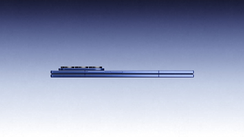 Sidovy av en tunn blå hopvikt Samsung Galaxy Z Fold7 med framträdande kameramodul mot en gradient blå bakgrund.