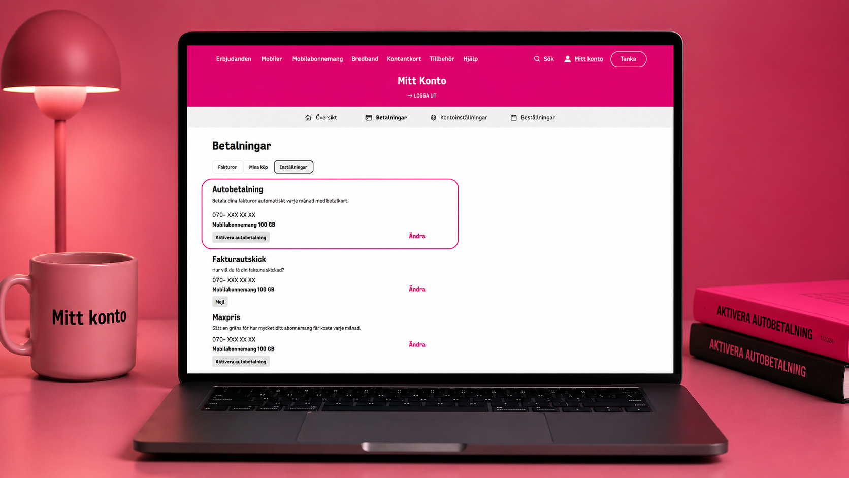 Laptop som visar Mitt Konto hos Comviq med markerad sektion för autobetalning. På skrivbordet finns en rosa mugg med texten “Mitt konto” samt böcker med texten “Aktivera autobetalning”.